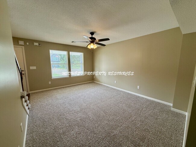 Foto del edificio - 2 Story Freshly Updated Duplex in Raytown