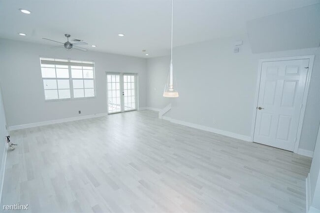Foto del edificio - 4 br, 3.5 bath Townhome - 981 NW 18th Ave