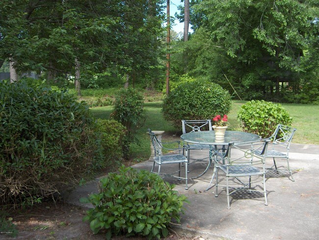 Building Photo - 407 Fairway Dr