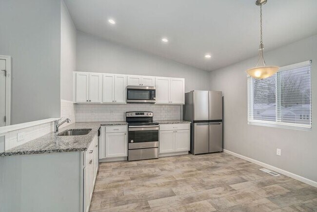 Building Photo - 5685 Claremount St