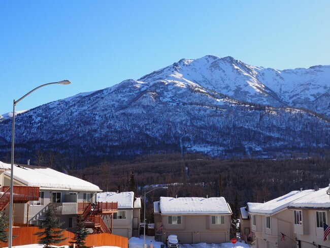 Foto del edificio - 3 Bed / 2 Bath / 2 Car Garage Townhouse in Eagle River has views for days!!