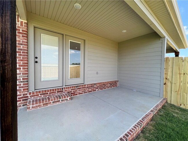 Building Photo - 528 Bradford Dr