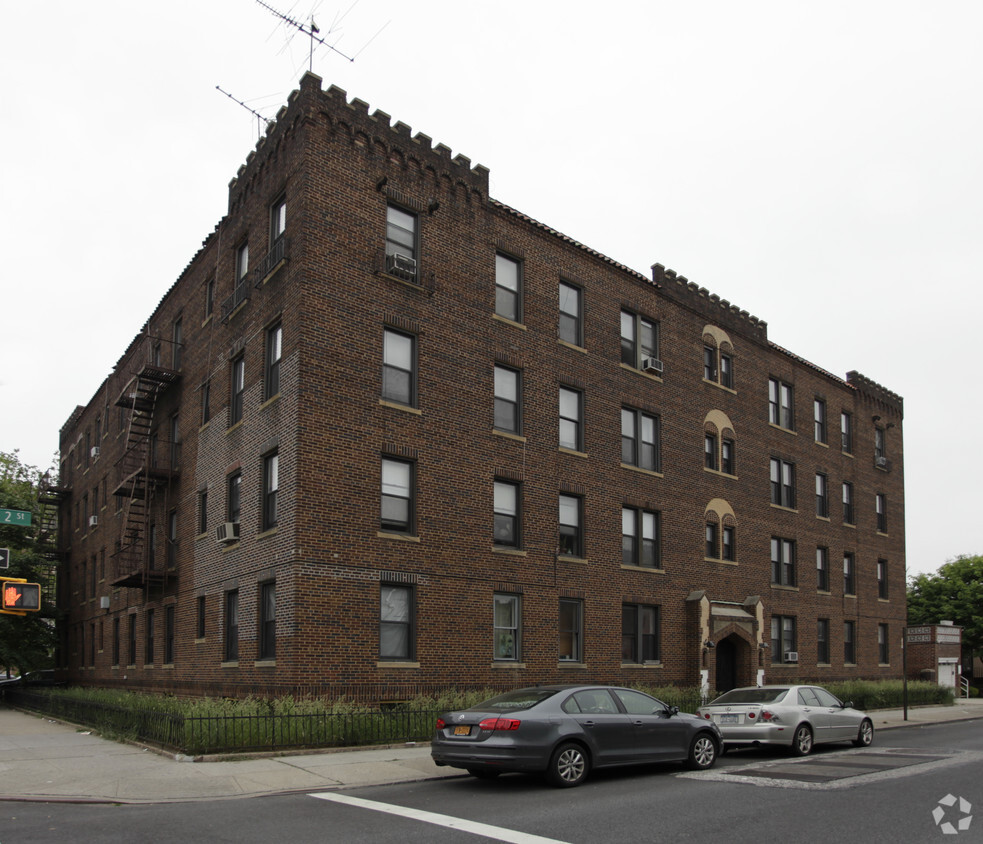 Building Photo - 1601 W 2nd St