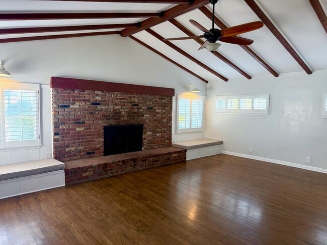 Building Photo - Spacious Silver Lake Charmer 2-bedroom, 1-...