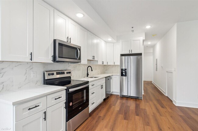 Foto del edificio - 2 br, 1 bath Triplex - 2554 FRANKFORD AVE ...