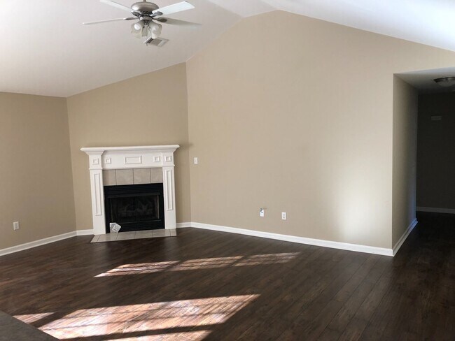 Building Photo - 327 Autumn Dr