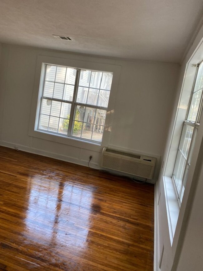 Building Photo - Renovated 1 Bedroom 1 Bath Unit for Rent!