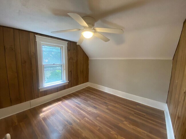 Foto del edificio - Spacious 3-Bed Single-Family Home in Quiet Kenmore Neighborhood