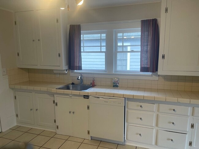 Foto del edificio - Comfortable 3-Bedroom Home with Huge Backy...