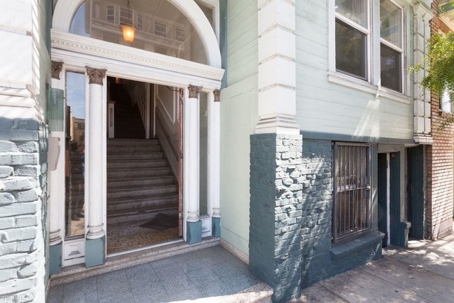 Building Photo - 1060 Pine St