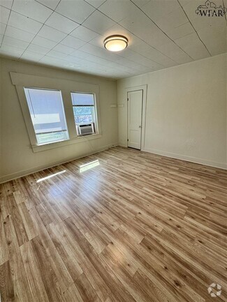 Building Photo - 2304 Roberts Ave