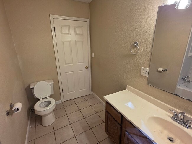 Building Photo - Charming 3 bedroom close to campus and I49