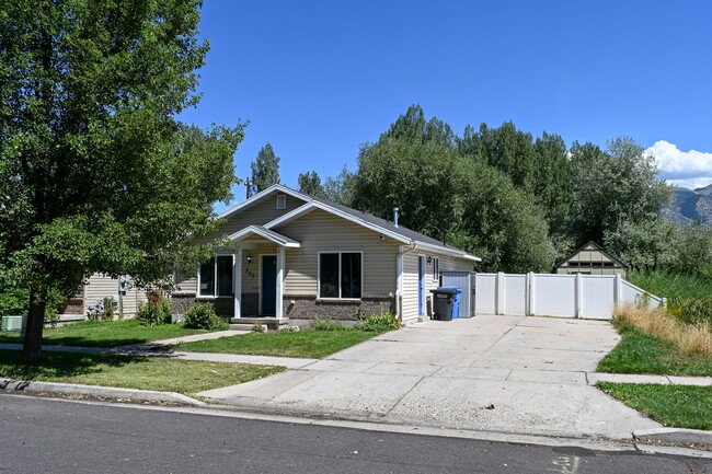 Building Photo - 850 S 670 W