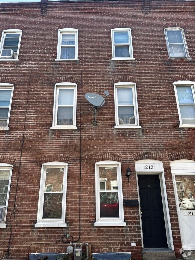 Building Photo - 213 Concord St
