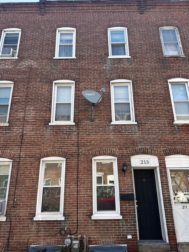 Foto principal - 4 Bedroom row home