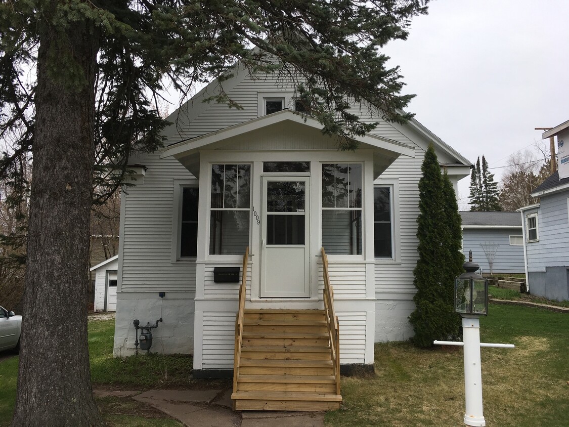 Foto principal - AVAILABLE JUNE - Great 3 Bed 1 Bath Bungalow