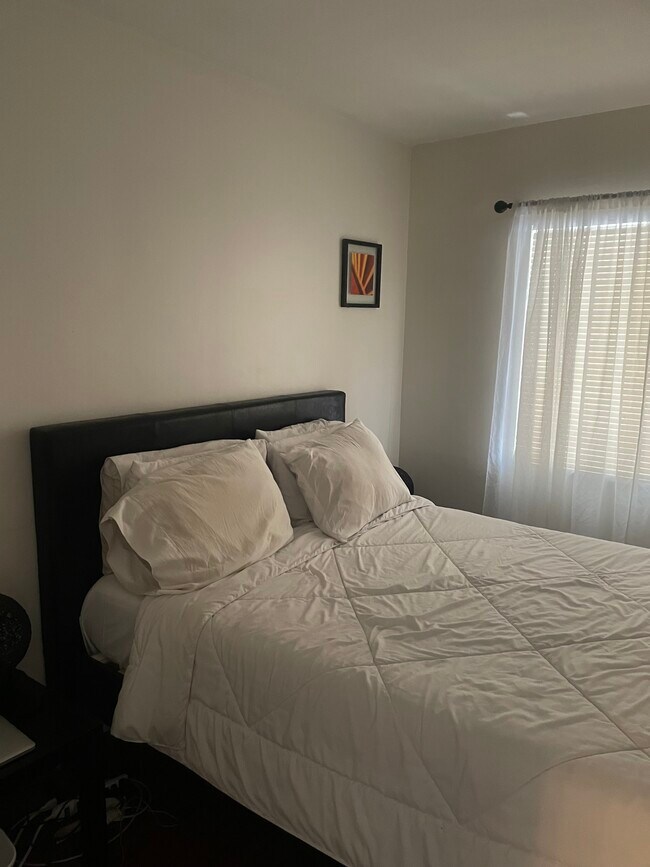 Foto del edificio - 11852 Chandler Blvd