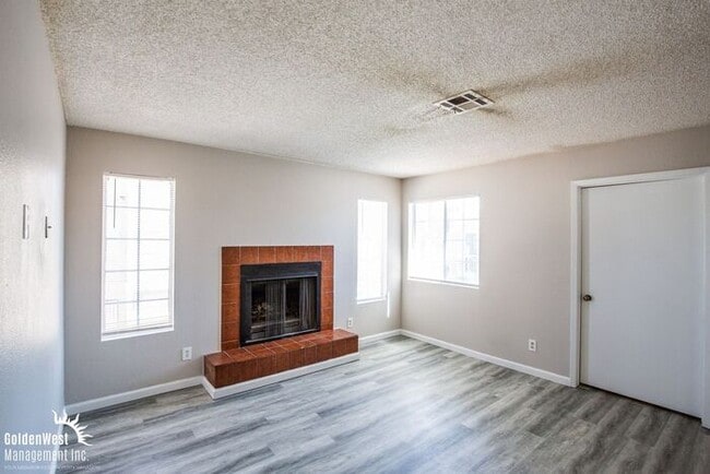 Building Photo - Beautifully Updated 2Bdm 1Ba Unit in a Gated Community