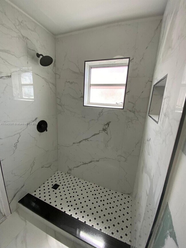 Foto del edificio - 460 E 23rd St