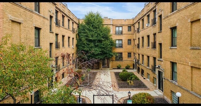 Building Photo - 732 W Roscoe St
