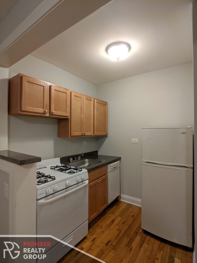 Building Photo - 833 W Wolfram St