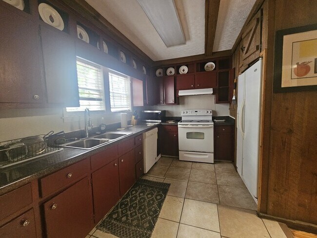Foto del edificio - Furnished Three Bedroom Ranch Home
