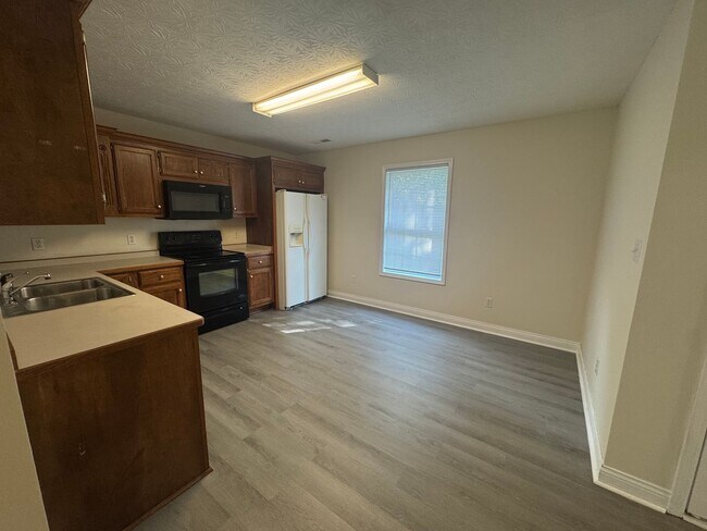 Foto del edificio - Spacious three bedroom, two bathroom home