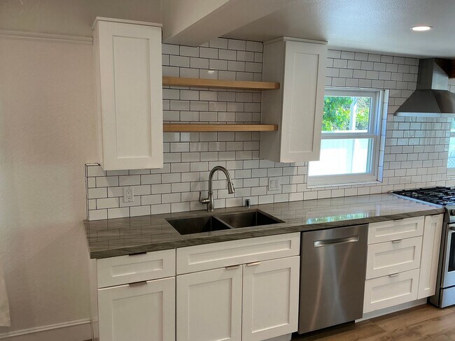 Foto del edificio - Beautiful 4 Bedroom 2 Bath Home in Old Tow...