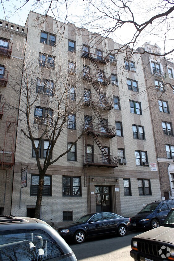 Primary Photo - 29 E Mosholu Pky N