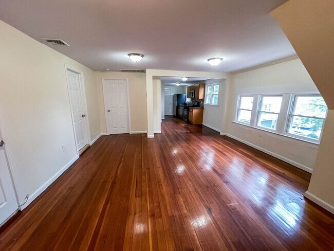 Foto del edificio - Beaver Hills 3-Bedroom w/ Landry and Off-Street Parking
