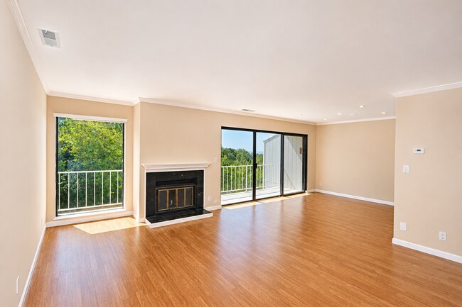 Foto del edificio - Crestmont Spacious Two Bedroom Townhome