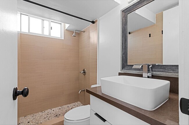 Foto del edificio - Beautifully Renovated 2 bedroom Penthouse with a Roof-Top Loft and Lanai!