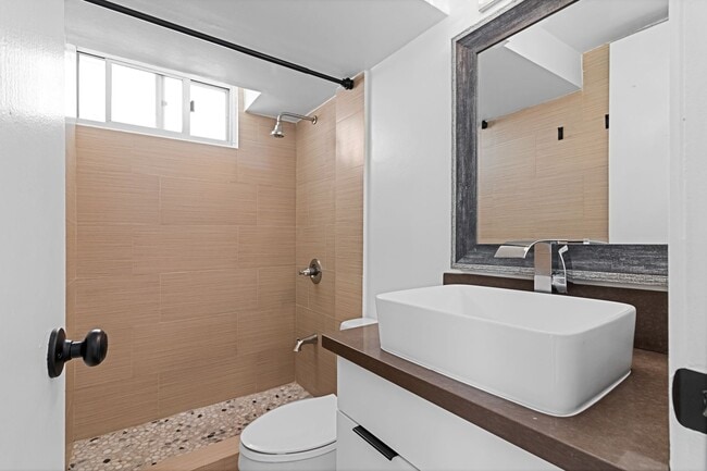 Building Photo - Beautifully Renovated 2 bedroom Penthouse with a Roof-Top Loft and Lanai!