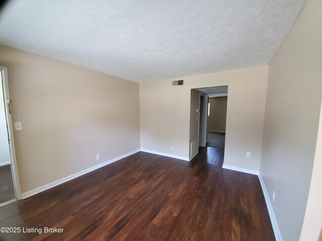 Foto del edificio - 3217 Springfield Dr