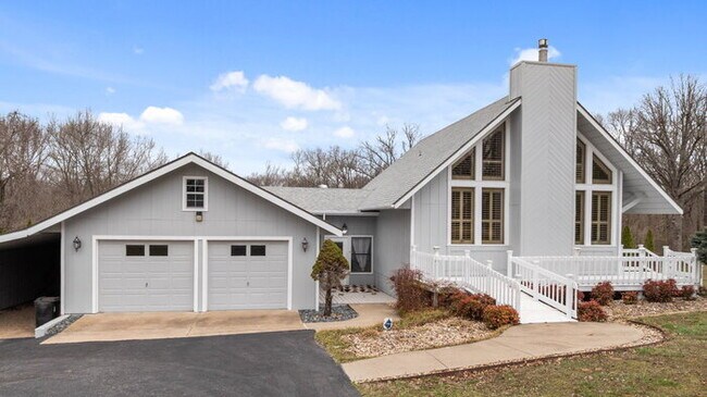 Building Photo - "Charming 2-Bed Home with Scenic Views and...
