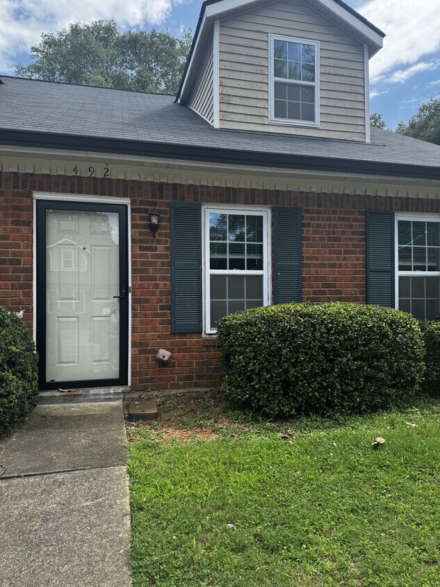 Primary Photo - 492 Huntington Road
