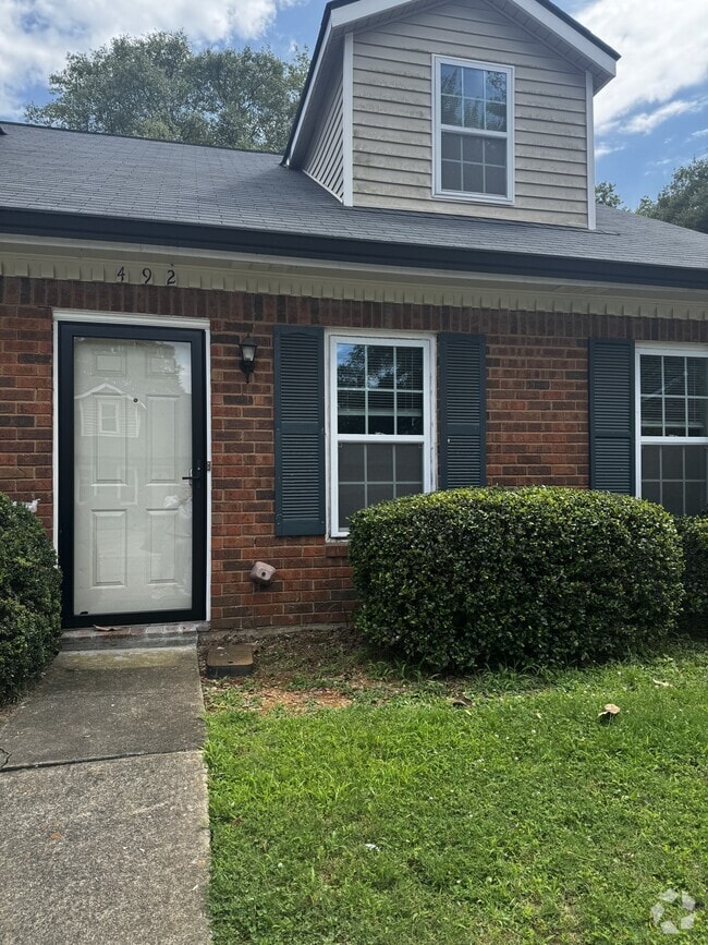Building Photo - 492 Huntington Road
