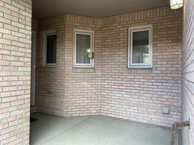 Foto del edificio - Spacious West-Side Duplex STUDENTS WELCOME!