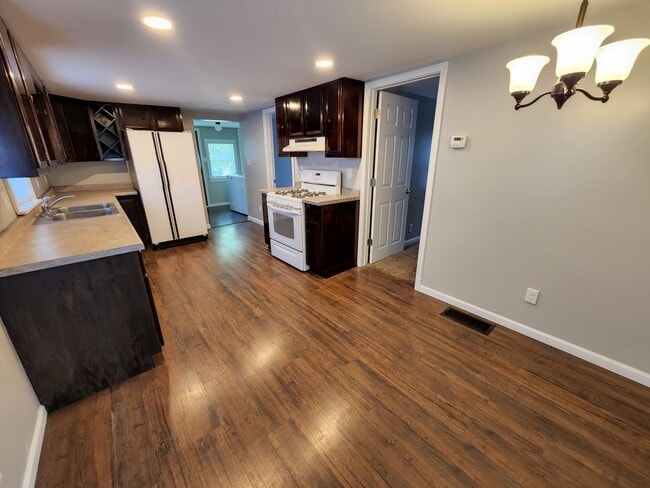 Building Photo - Available October 1st - East Peoria - 2BR/...