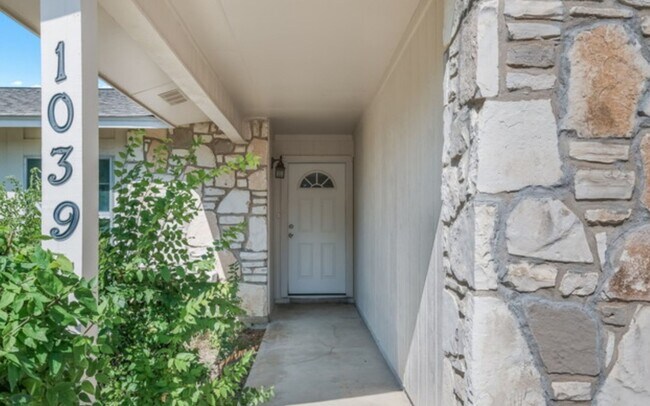 Foto del edificio - Charming Family Home with Spacious Backyar...