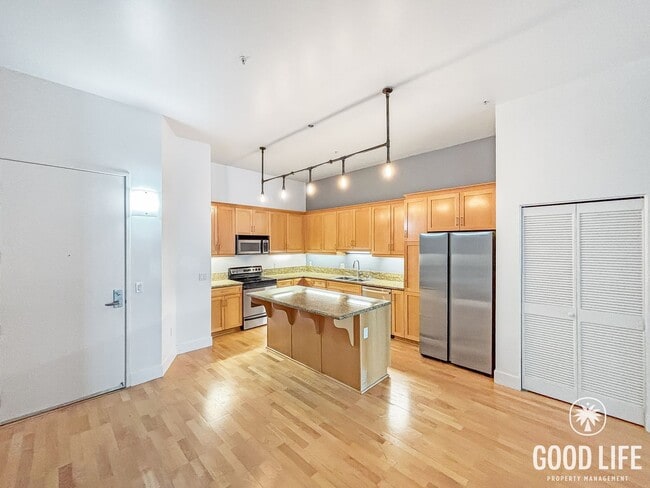 Foto del edificio - Charming 1BA Studio in Bankers Hill Including a W/D, Private Balcony, & Reserved Parking Space!