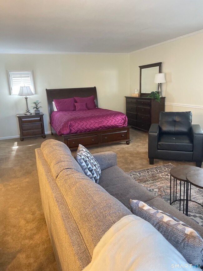 Foto del edificio - 221 Old Pond Ln