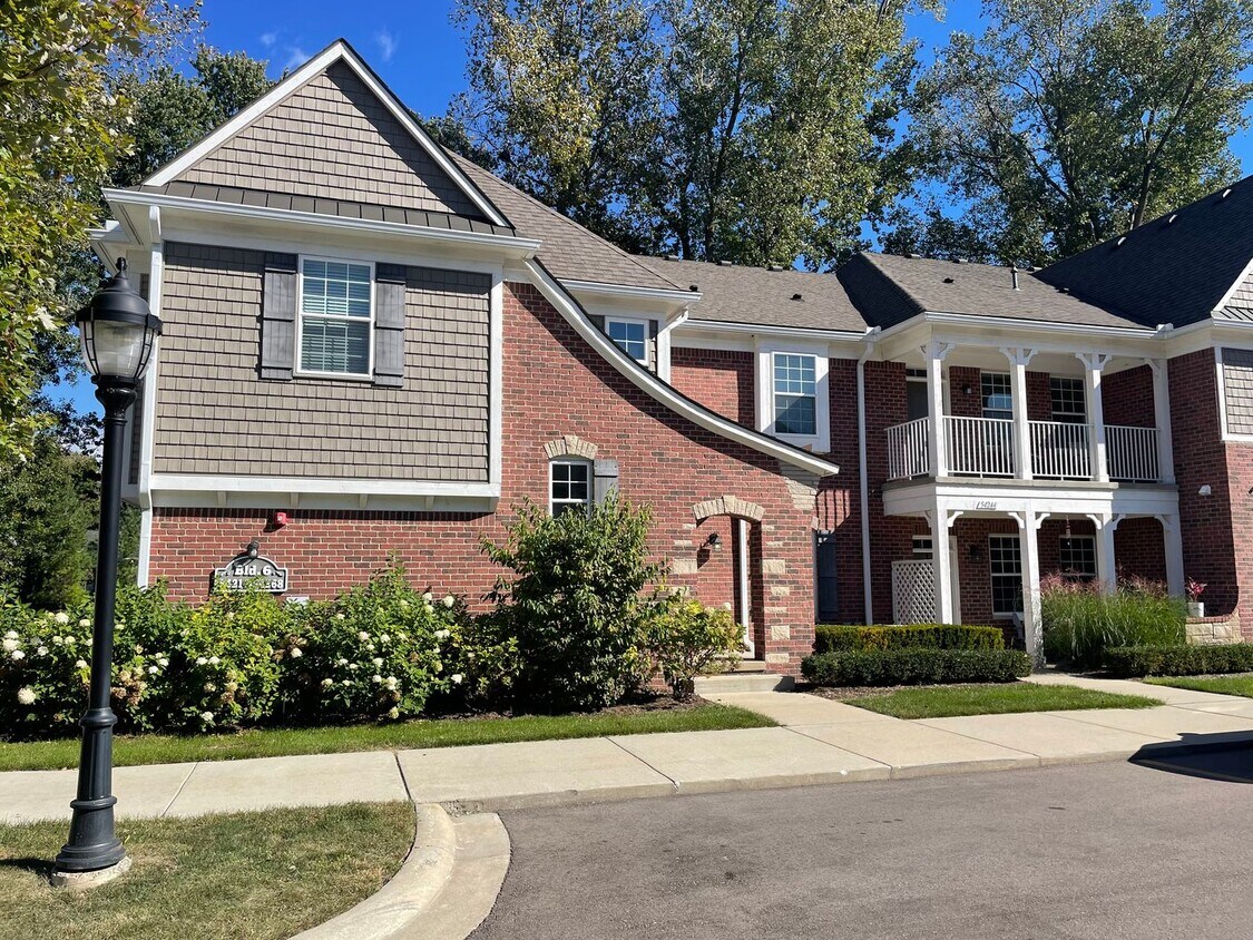 Primary Photo - Shelby Township-2 Bedrooms, 2-Baths, Attac...