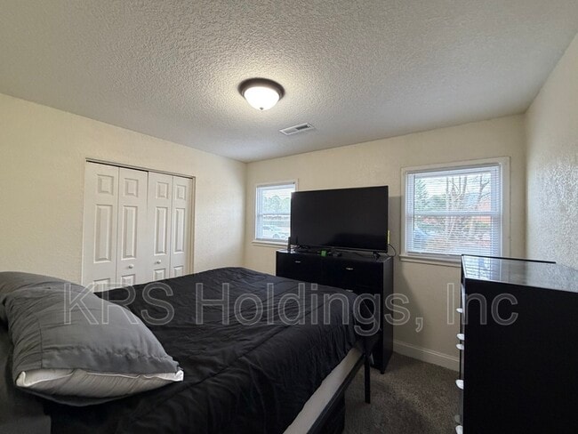 Building Photo - 391 Hospital Dr