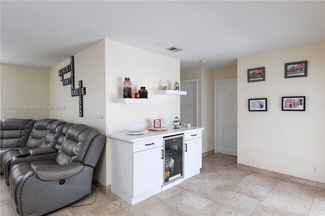 Foto del edificio - 2400 NW 103rd Ave