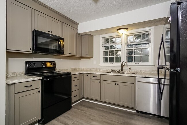 Foto del edificio - Large 4 Bedroom Home!