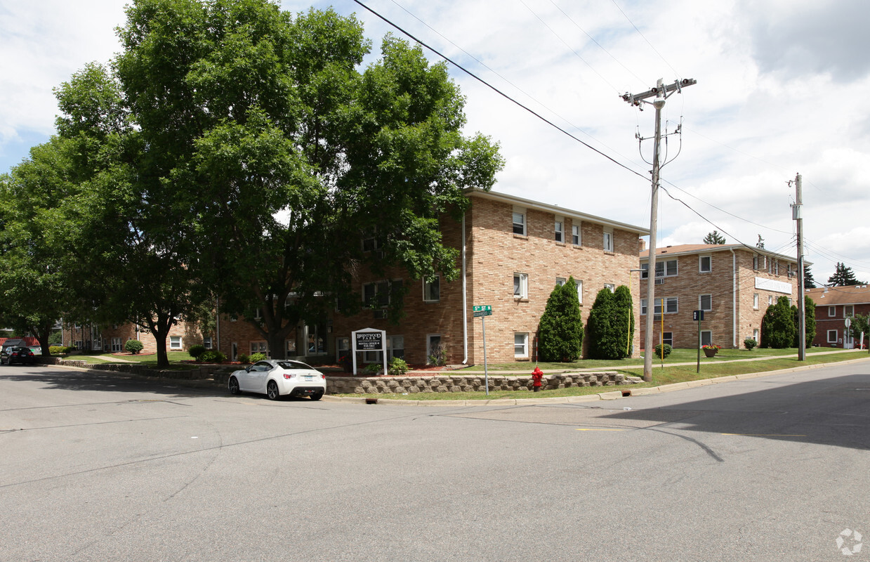 Primary Photo - 613-619 Robinwood Ter