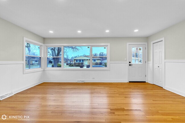 Building Photo - 4938 W Randolph St