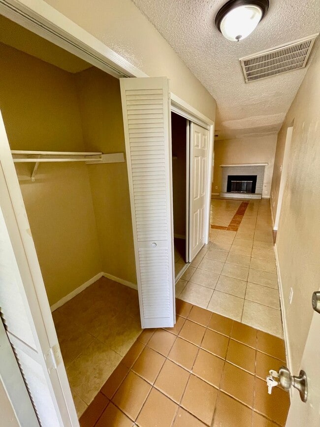 Building Photo - 3617/21 Curry Ln