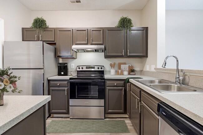 Amplia cocina con barra de desayuno - The Commons at Canal Winchester Apartments